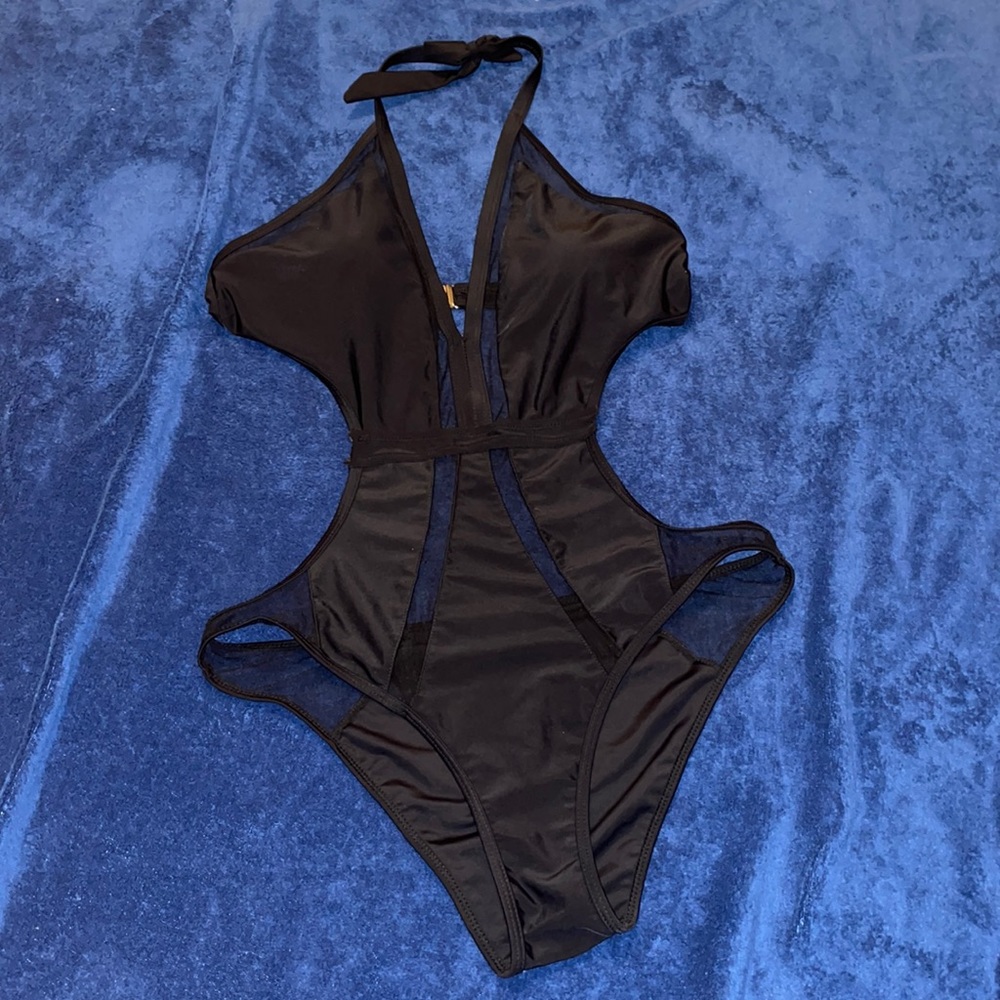 Black Mesh Mokini from fashion nova (yira) size XL.